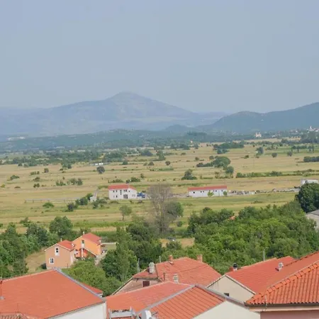 In Drni With Pool & Etnoland Casa de Férias *