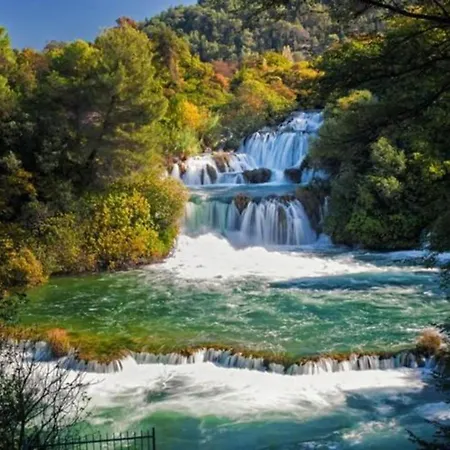 In Drni With Pool & Etnoland Casa de Férias Drniš