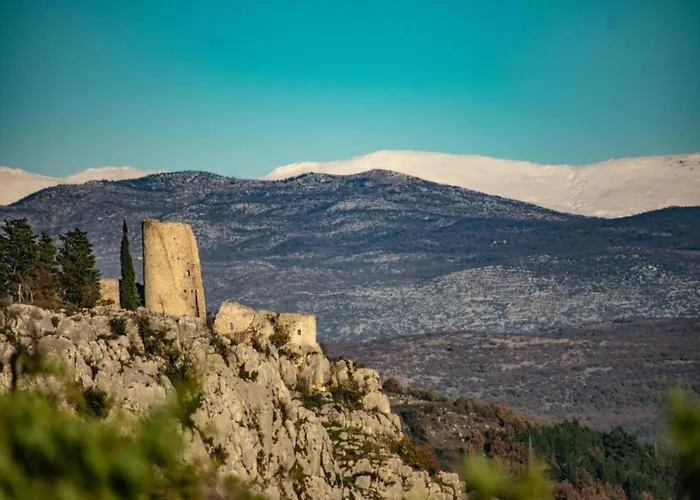 Дом отдыха In Drni With Pool & Etnoland